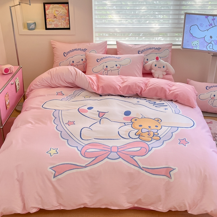 91家纺网 家纺一手货源 找家纺 金爱家 2025新款纯棉数码印花大阪三丽鸥四件套 D小熊玉桂狗粉