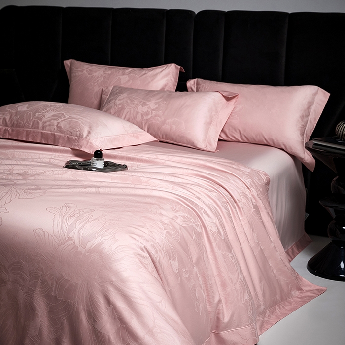 91家纺网 家纺一手货源 找家纺 榻尚家居 2025新款长绒棉贡缎提花手工立体埋绳工艺四件套礼盒包装 欧若拉-粉玉