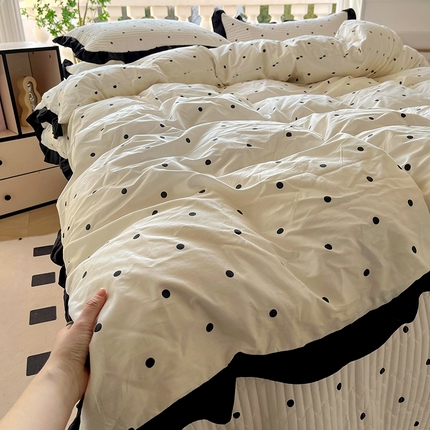 91家纺网 家纺一手货源 找家纺 （总）美梦家纺 2025新款A类全棉13372花边床盖四件套-黑边,波点,蝶恋花,敦敦熊,浮绘花影,蝴蝶结,莱茵河畔白