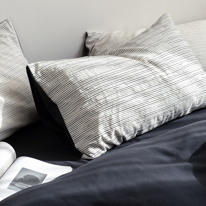 91家纺网 家纺一手货源 找家纺 小春日和 2025新款高端民宿风纯棉四件套特殊工艺全棉被套人字纹棉1.8床笠纯色双人床单加大笠 岛屿-黑