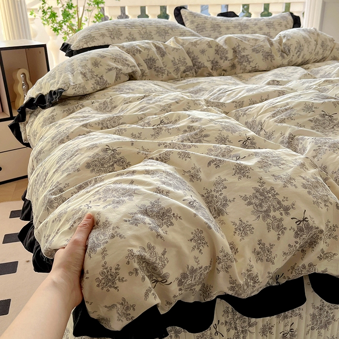 91家纺网 家纺一手货源 找家纺 美梦家纺 2025新款A类全棉13372花边床盖四件套-黑边 浮绘花影