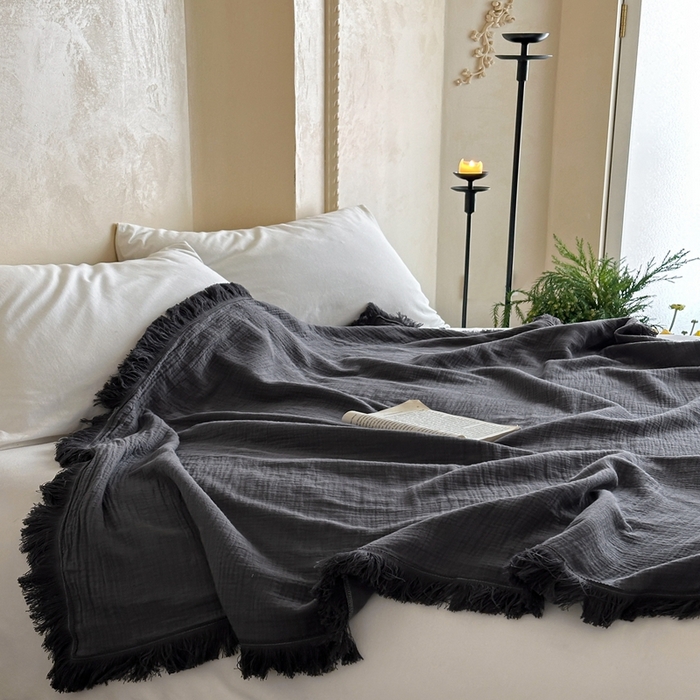 91家纺网 家纺一手货源 找家纺 三朵 2025新款全棉四层绉绉纱流苏多功能毯 暗夜灰