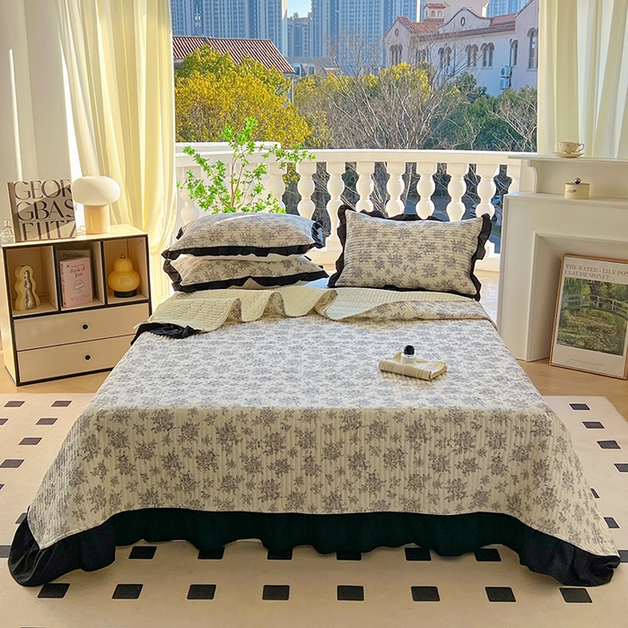 91家纺网 家纺一手货源 找家纺 美梦家纺 2025新款A类全棉13372花边床盖四件套-黑边 浮绘花影