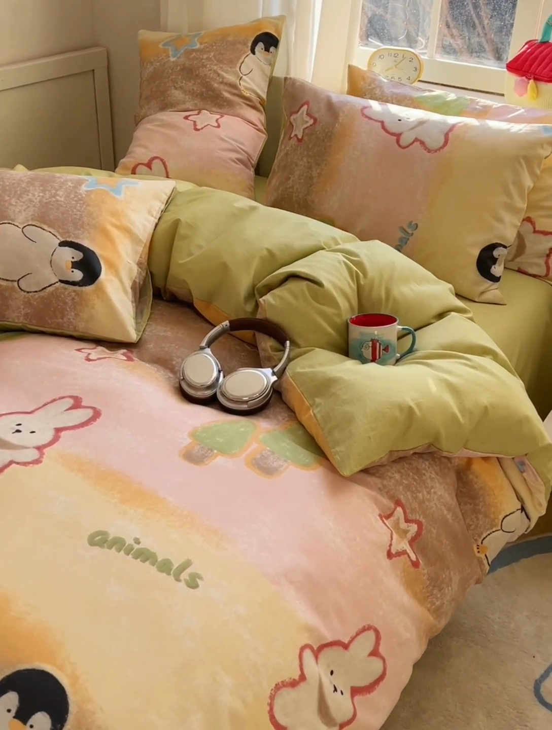 91家纺网 家纺一手货源 找家纺 2025春季新款13372全棉印花四件套-卡通系列 蜡笔企鹅兔