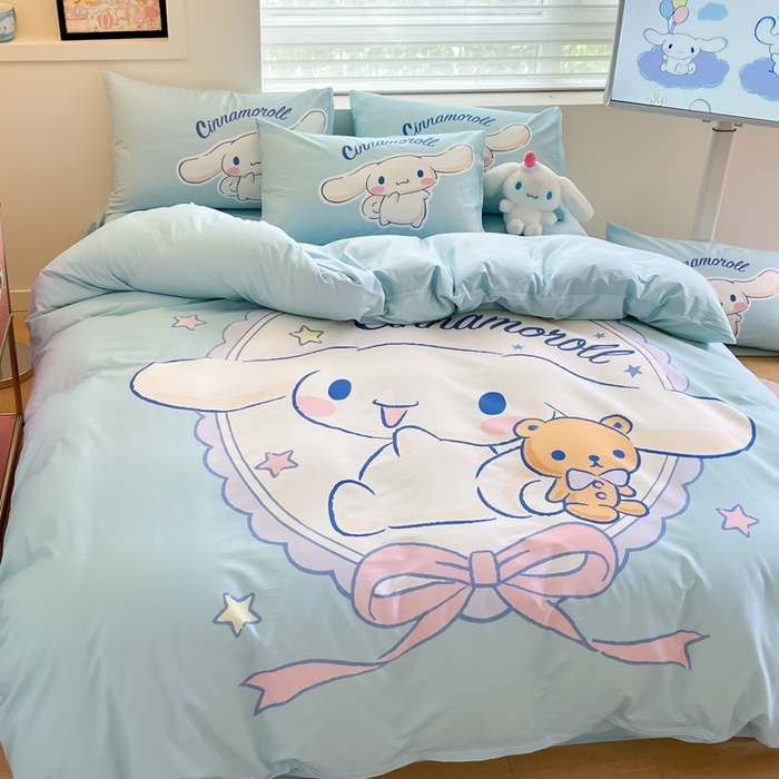 91家纺网 家纺一手货源 找家纺 金爱家 2025新款纯棉数码印花大阪三丽鸥四件套 D小熊玉桂狗蓝