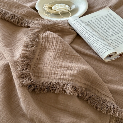 三朵 2025新款全棉四层绉绉纱流苏多功能毯 美拉德咖