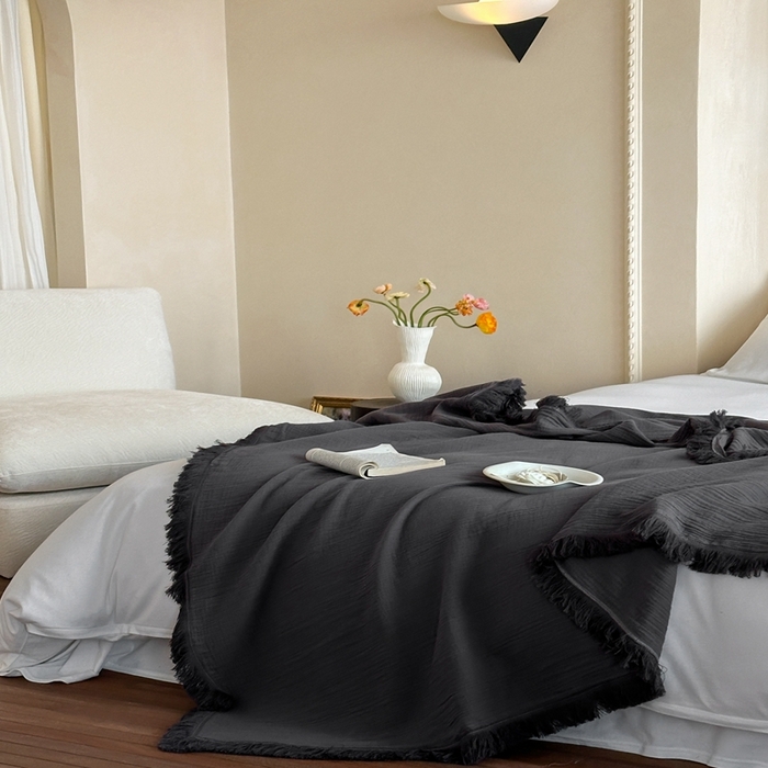 91家纺网 家纺一手货源 找家纺 三朵 2025新款全棉四层绉绉纱流苏多功能毯 暗夜灰