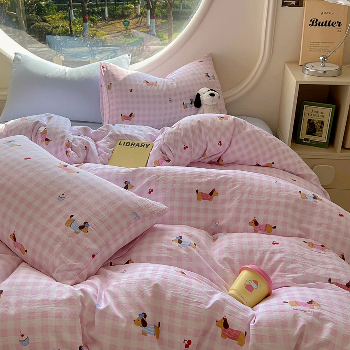 91家纺网 家纺一手货源 找家纺 2025耀达新款舒适水洗棉印花四件套 粉格狗狗-印花