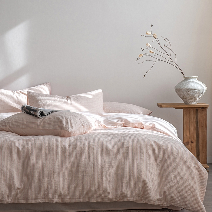 91家纺网 家纺一手货源 找家纺 小春日和 2025新款高端民宿风纯棉四件套特殊工艺全棉被套人字纹棉1.8床笠纯色双人床单加大笠 岛屿-粉