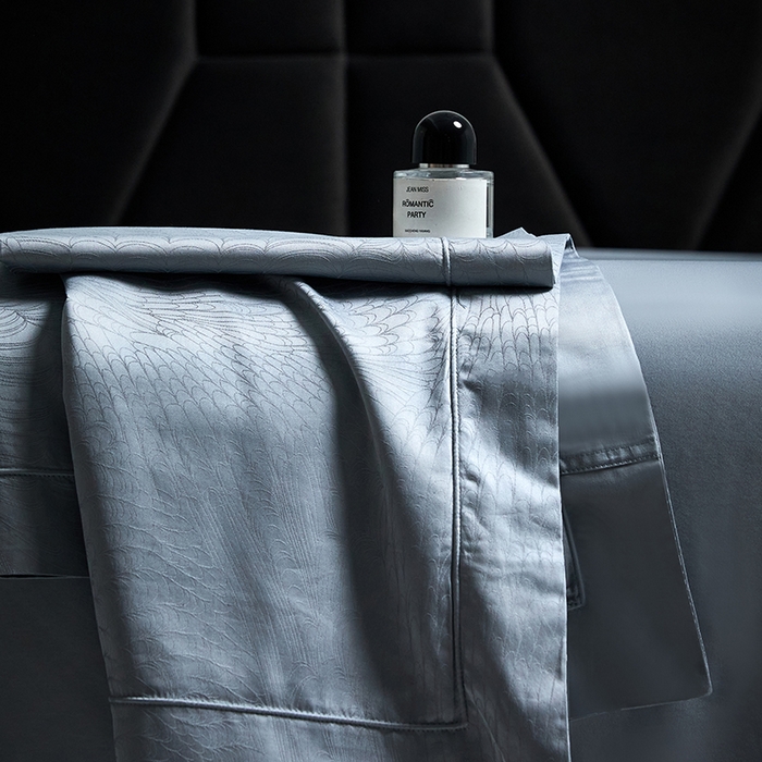 91家纺网 家纺一手货源 找家纺 榻尚家居 2025新款长绒棉贡缎提花手工立体埋绳工艺四件套礼盒包装 格律时尚-蓝灰