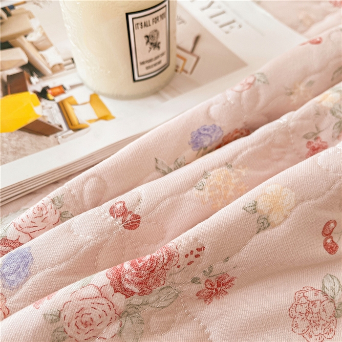 91家纺网 家纺一手货源 找家纺 十个点2025新款亲肤夹棉床头罩 锦簇玫瑰