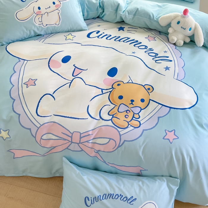 91家纺网 家纺一手货源 找家纺 金爱家 2025新款纯棉数码印花大阪三丽鸥四件套 D小熊玉桂狗蓝