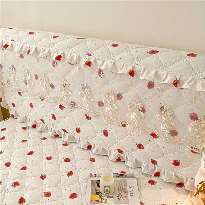 91家纺网 家纺一手货源 找家纺 十个点2025新款亲肤夹棉床头罩 真爱草莓