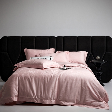 91家纺网 家纺一手货源 找家纺 榻尚家居 2025新款长绒棉贡缎提花手工立体埋绳工艺四件套礼盒包装 欧若拉-粉玉