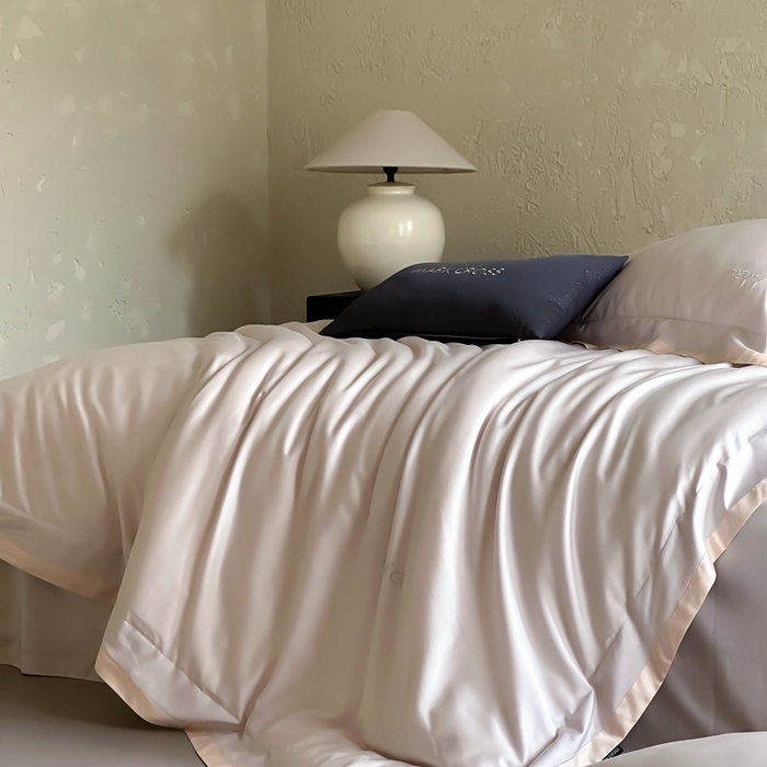 91家纺网 家纺一手货源 找家纺 佳汐蓝家纺  2025新款灵动撞色飞边100支超细旦天丝棉四件套 珍珠灰