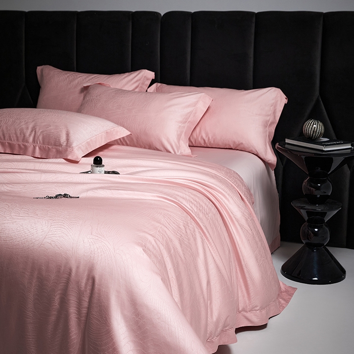 91家纺网 家纺一手货源 找家纺 榻尚家居 2025新款长绒棉贡缎提花手工立体埋绳工艺四件套礼盒包装 格律时尚-粉玉