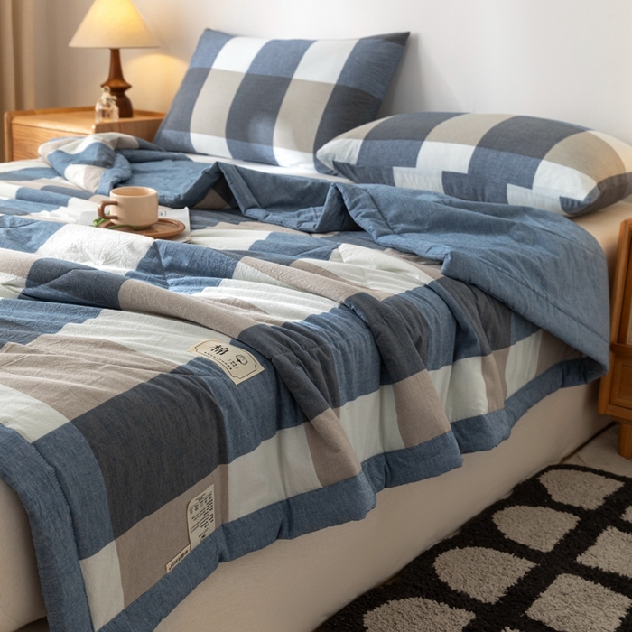 91家纺网 家纺一手货源 找家纺 爱屋及屋  2025新款无印风被子被芯夏凉被空调被 蓝咖大格