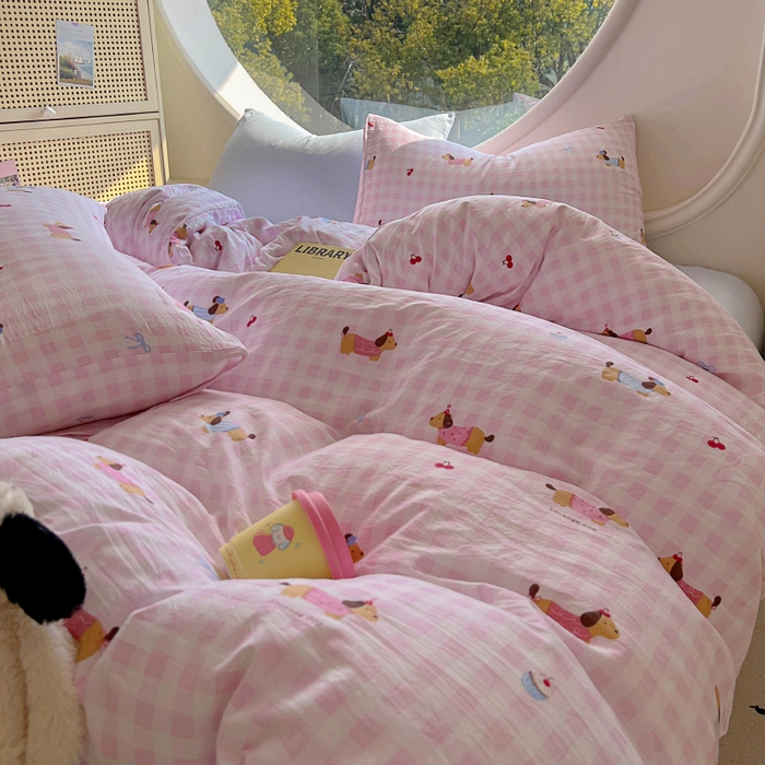 91家纺网 家纺一手货源 找家纺 2025耀达新款舒适水洗棉印花四件套 粉格狗狗-印花