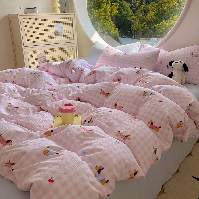 91家纺网 家纺一手货源 找家纺 2025耀达新款舒适水洗棉印花四件套 粉格狗狗-印花