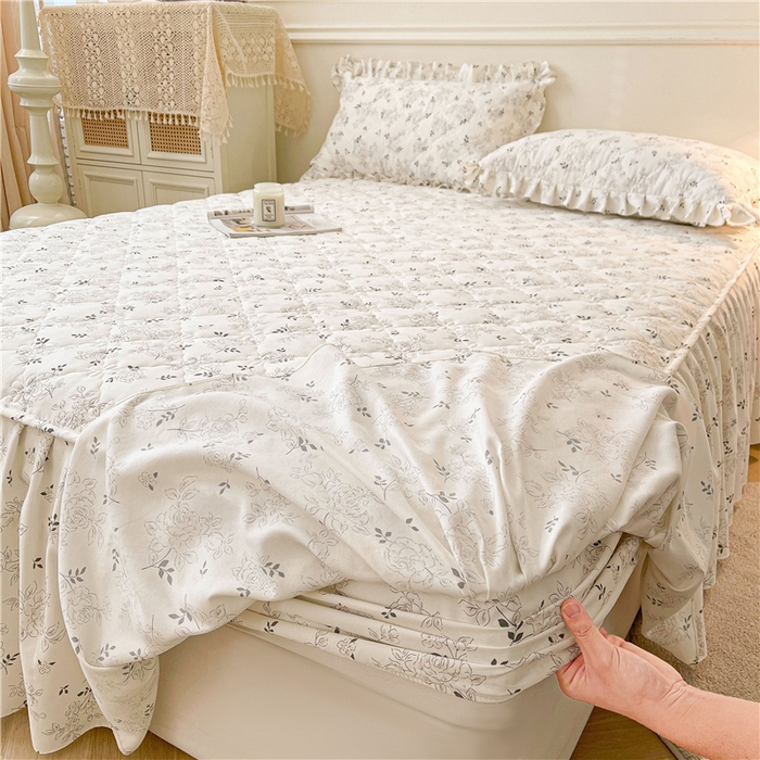 91家纺网 家纺一手货源 找家纺 十个点2025新款针织棉 夹棉床笠式床裙床头罩系列  茶言观色