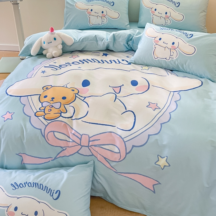 91家纺网 家纺一手货源 找家纺 金爱家 2025新款纯棉数码印花大阪三丽鸥四件套 D小熊玉桂狗蓝