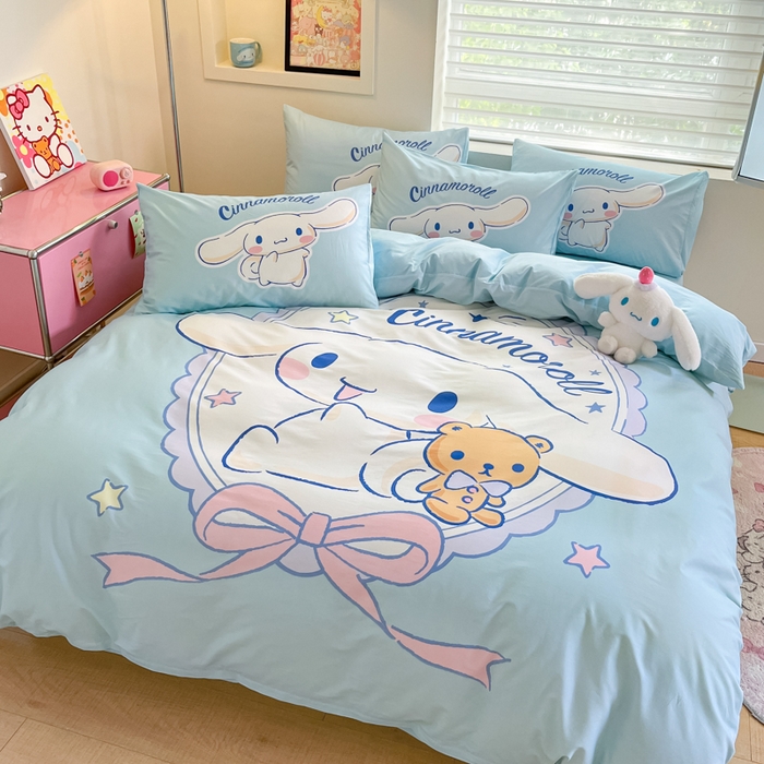 91家纺网 家纺一手货源 找家纺 金爱家 2025新款纯棉数码印花大阪三丽鸥四件套 D小熊玉桂狗蓝