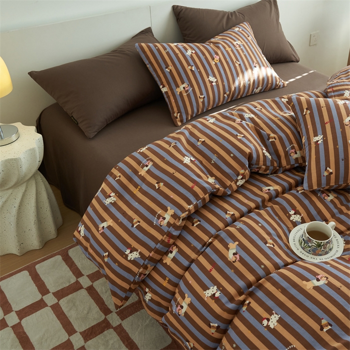 91家纺网 家纺一手货源 找家纺 趣色家纺 2025新款A类全棉双层纱印花四件套 竖条圣诞汪