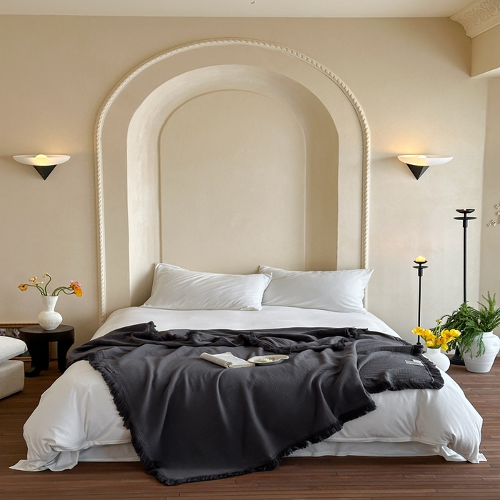 91家纺网 家纺一手货源 找家纺 三朵 2025新款全棉四层绉绉纱流苏多功能毯 暗夜灰