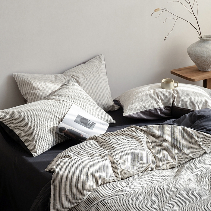 91家纺网 家纺一手货源 找家纺 小春日和 2025新款高端民宿风纯棉四件套特殊工艺全棉被套人字纹棉1.8床笠纯色双人床单加大笠 岛屿-黑