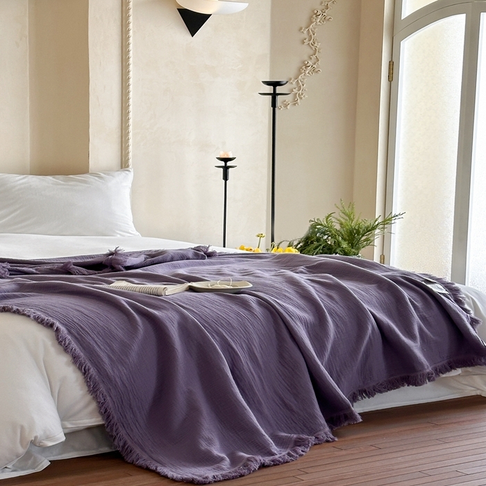 91家纺网 家纺一手货源 找家纺 三朵 2025新款全棉四层绉绉纱流苏多功能毯 紫葡萄