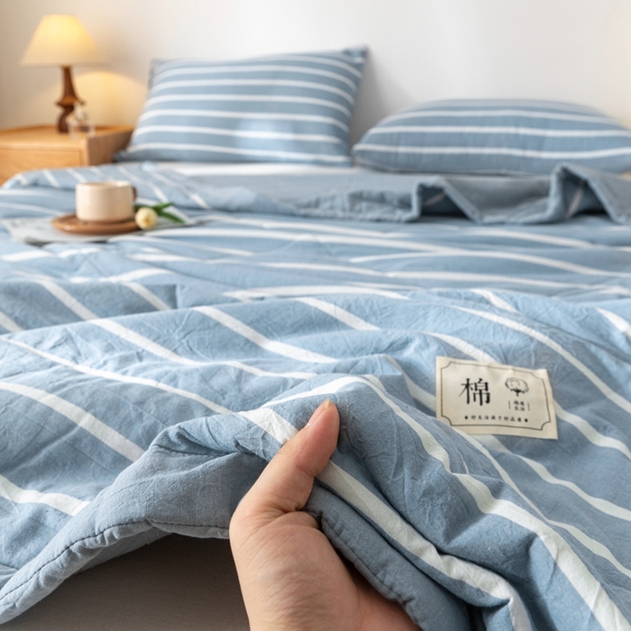 91家纺网 家纺一手货源 找家纺 爱屋及屋  2025新款无印风被子被芯夏凉被空调被 蓝条纹