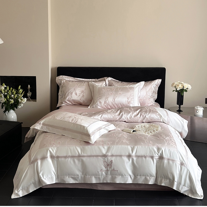 91家纺网 家纺一手货源 找家纺 鹿班家居 2025春夏款高精密锦缎色织大提花长绒棉四件套【标准会员-20元】 醉清风-粉色