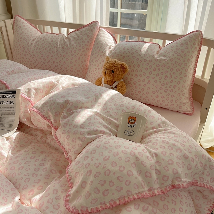 91家纺网 家纺一手货源 找家纺 三朵 2025新款全棉双层纱三角针四件套 粉红少女