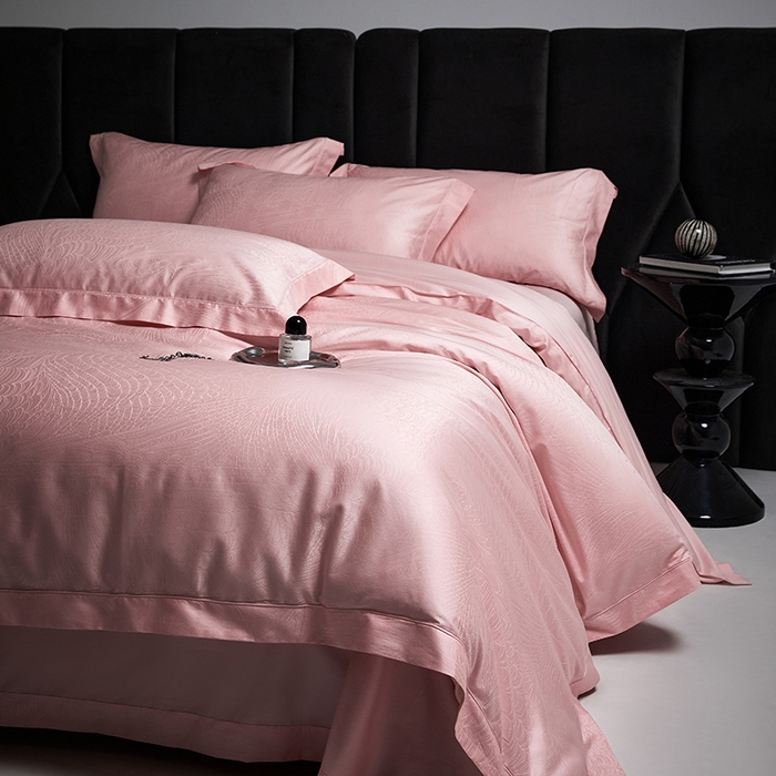 91家纺网 家纺一手货源 找家纺 榻尚家居 2025新款长绒棉贡缎提花手工立体埋绳工艺四件套礼盒包装 格律时尚-粉玉