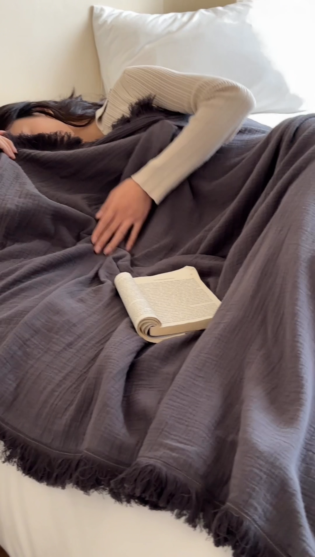 91家纺网 家纺一手货源 找家纺 三朵 2025新款全棉四层绉绉纱流苏多功能毯 暗夜灰