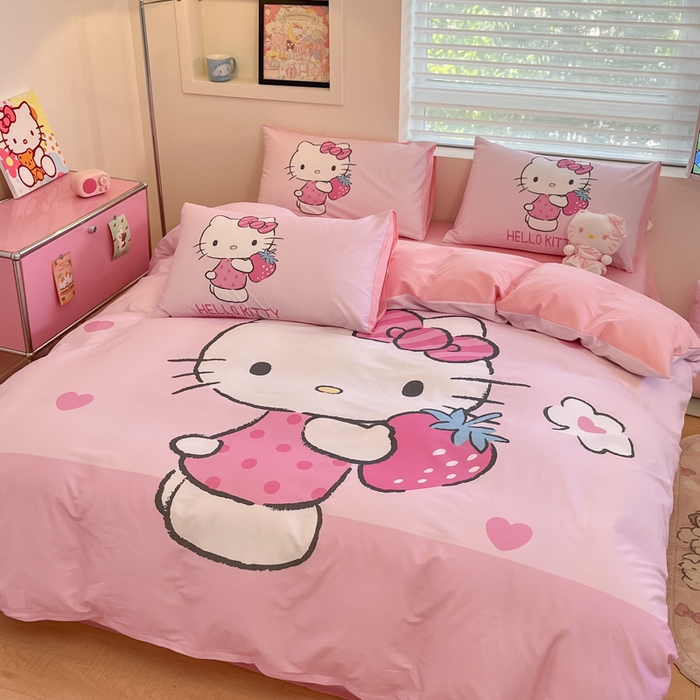 91家纺网 家纺一手货源 找家纺 金爱家 2025新款纯棉数码印花大阪三丽鸥四件套 D草莓kt粉