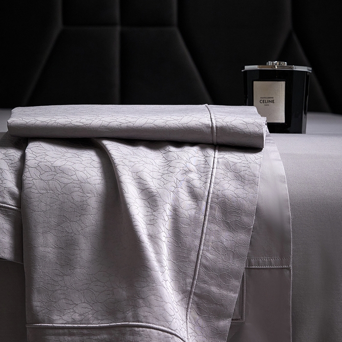 91家纺网 家纺一手货源 找家纺 榻尚家居 2025新款长绒棉贡缎提花手工立体埋绳工艺四件套礼盒包装 奢华魅力-天空灰