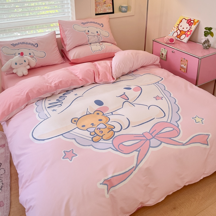 91家纺网 家纺一手货源 找家纺 金爱家 2025新款纯棉数码印花大阪三丽鸥四件套 D小熊玉桂狗粉