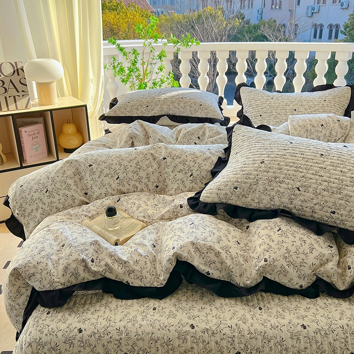 91家纺网 家纺一手货源 找家纺 美梦家纺 2025新款A类全棉13372花边床盖四件套-黑边 莱茵河畔白