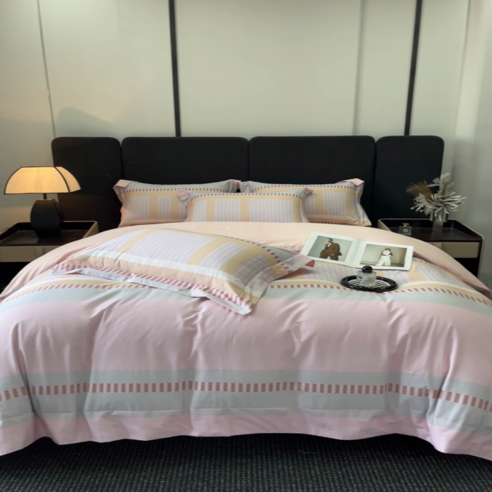 91家纺网 家纺一手货源 找家纺 新方向 2025新款全棉长绒棉数码印花四件套-布拉格之恋 布拉格之恋-桃粉