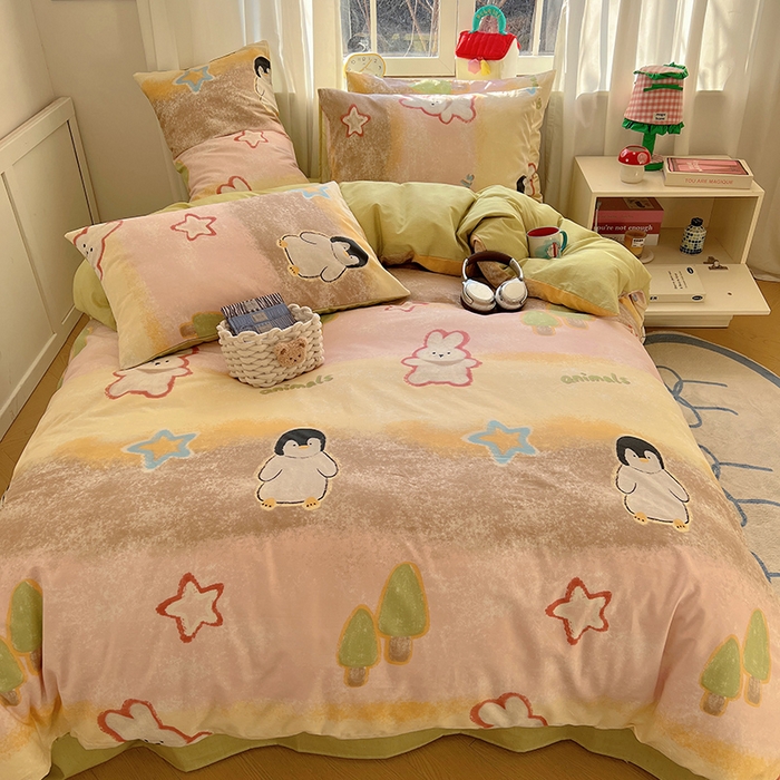 91家纺网 家纺一手货源 找家纺 2025春季新款13372全棉印花四件套-卡通系列 蜡笔企鹅兔