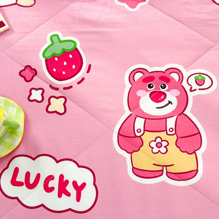 91家纺网 家纺一手货源 找家纺 尊妙被业 2025新款里外全棉印花棉花被纯棉夏被夏凉被全棉棉花夏凉被草莓熊宝