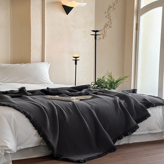 91家纺网 家纺一手货源 找家纺 三朵 2025新款全棉四层绉绉纱流苏多功能毯 暗夜灰