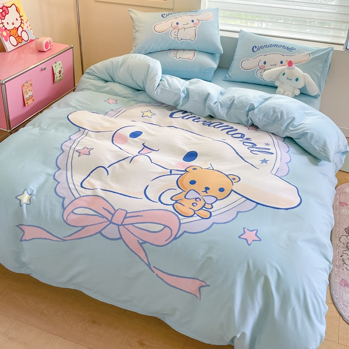 91家纺网 家纺一手货源 找家纺 金爱家 2025新款纯棉数码印花大阪三丽鸥四件套 D小熊玉桂狗蓝