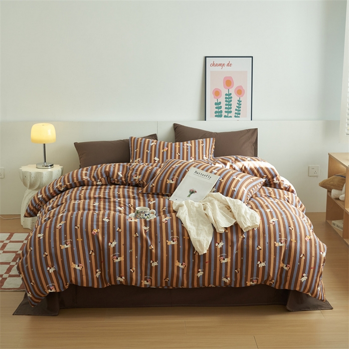 91家纺网 家纺一手货源 找家纺 趣色家纺 2025新款A类全棉双层纱印花四件套 竖条圣诞汪