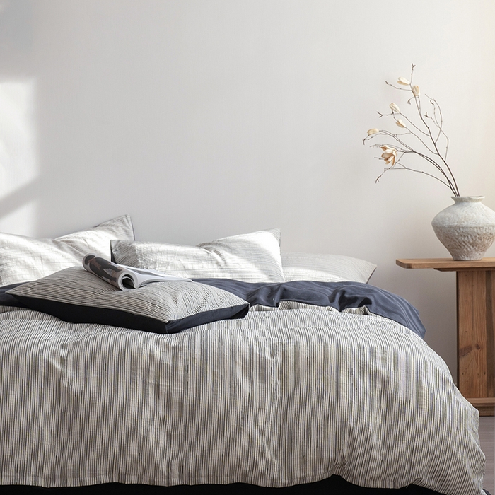 91家纺网 家纺一手货源 找家纺 小春日和 2025新款高端民宿风纯棉四件套特殊工艺全棉被套人字纹棉1.8床笠纯色双人床单加大笠 岛屿-黑