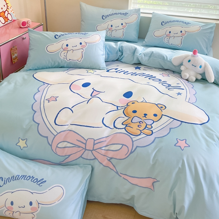 91家纺网 家纺一手货源 找家纺 金爱家 2025新款纯棉数码印花大阪三丽鸥四件套 D小熊玉桂狗蓝