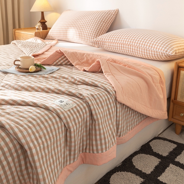 91家纺网 家纺一手货源 找家纺 爱屋及屋  2025新款无印风被子被芯夏凉被空调被 粉小格