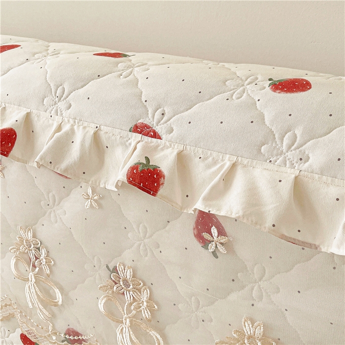 91家纺网 家纺一手货源 找家纺 十个点2025新款亲肤夹棉床头罩 真爱草莓