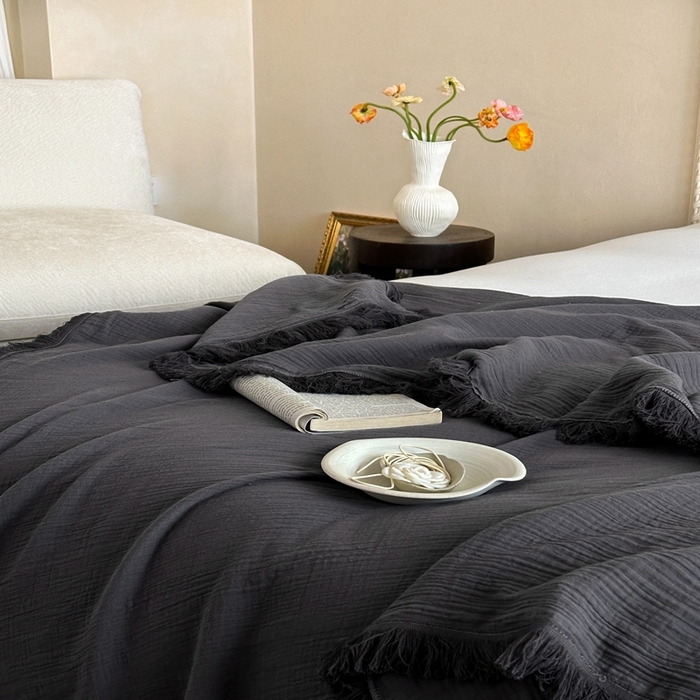 91家纺网 家纺一手货源 找家纺 三朵 2025新款全棉四层绉绉纱流苏多功能毯 暗夜灰